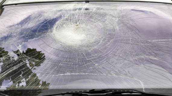 The most common causes of damaged car windows